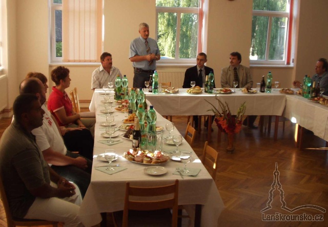 08_Starosta Albrechtic Ing Novak zahajuje besedu.jpg